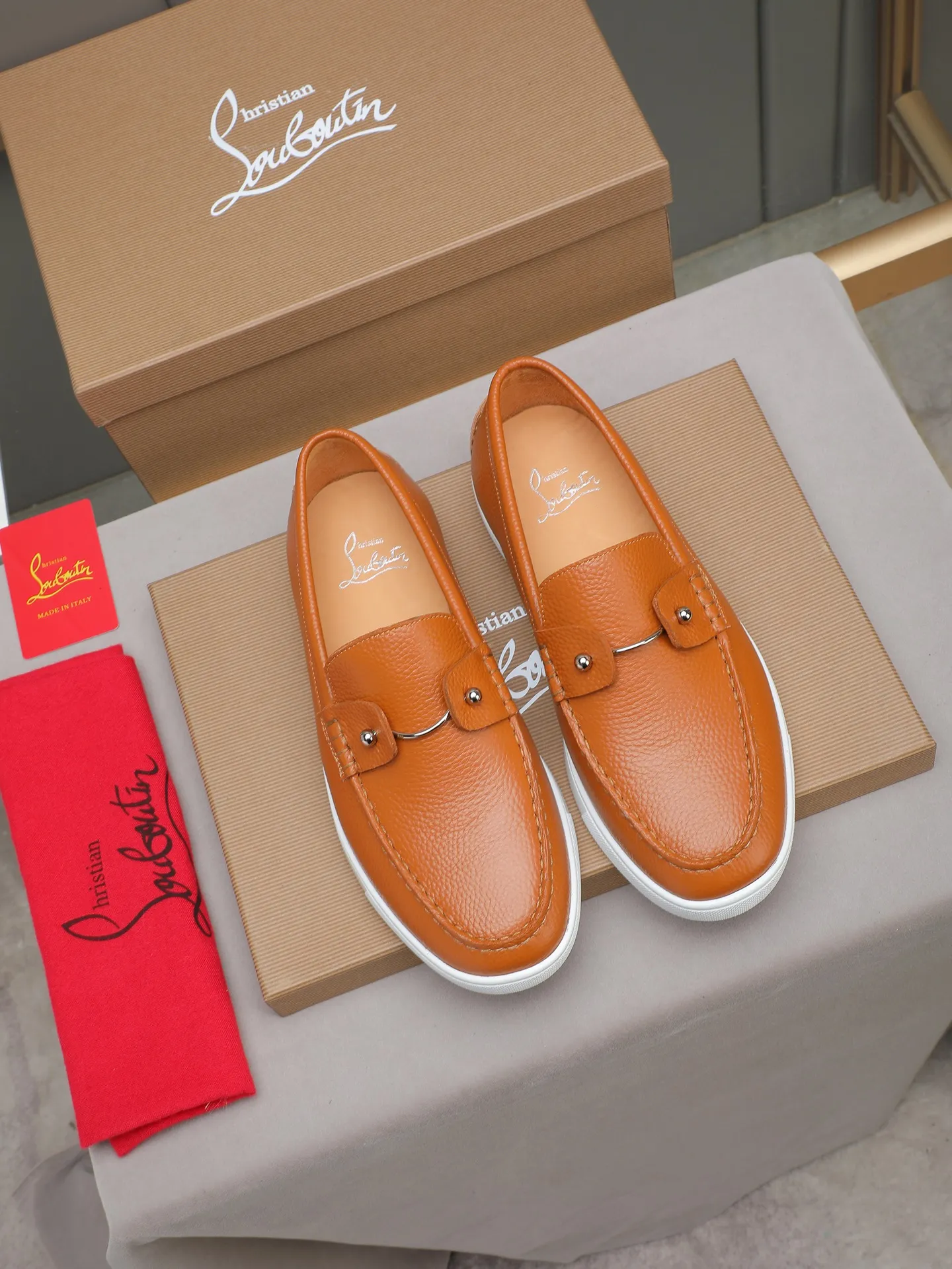 PP480 Christian Louboutin (red-soled shoes) Italian men's casual sneakers are shipped! Each pair of shoes from this Italian handmade shoe brand has a simple and classic design, which is very comfortable and versatile! The upper fabric of this shoe is made of imported cowhide, with high-end and comfortable cowhide lining! The outsole is made of original rubber bottom sheets and is lined with cowhide! Brand-specific mold-opening foot bed, exclusive private mold control! Original box packaging! 39 40 41 42 43 44 (38 45 46 customized)